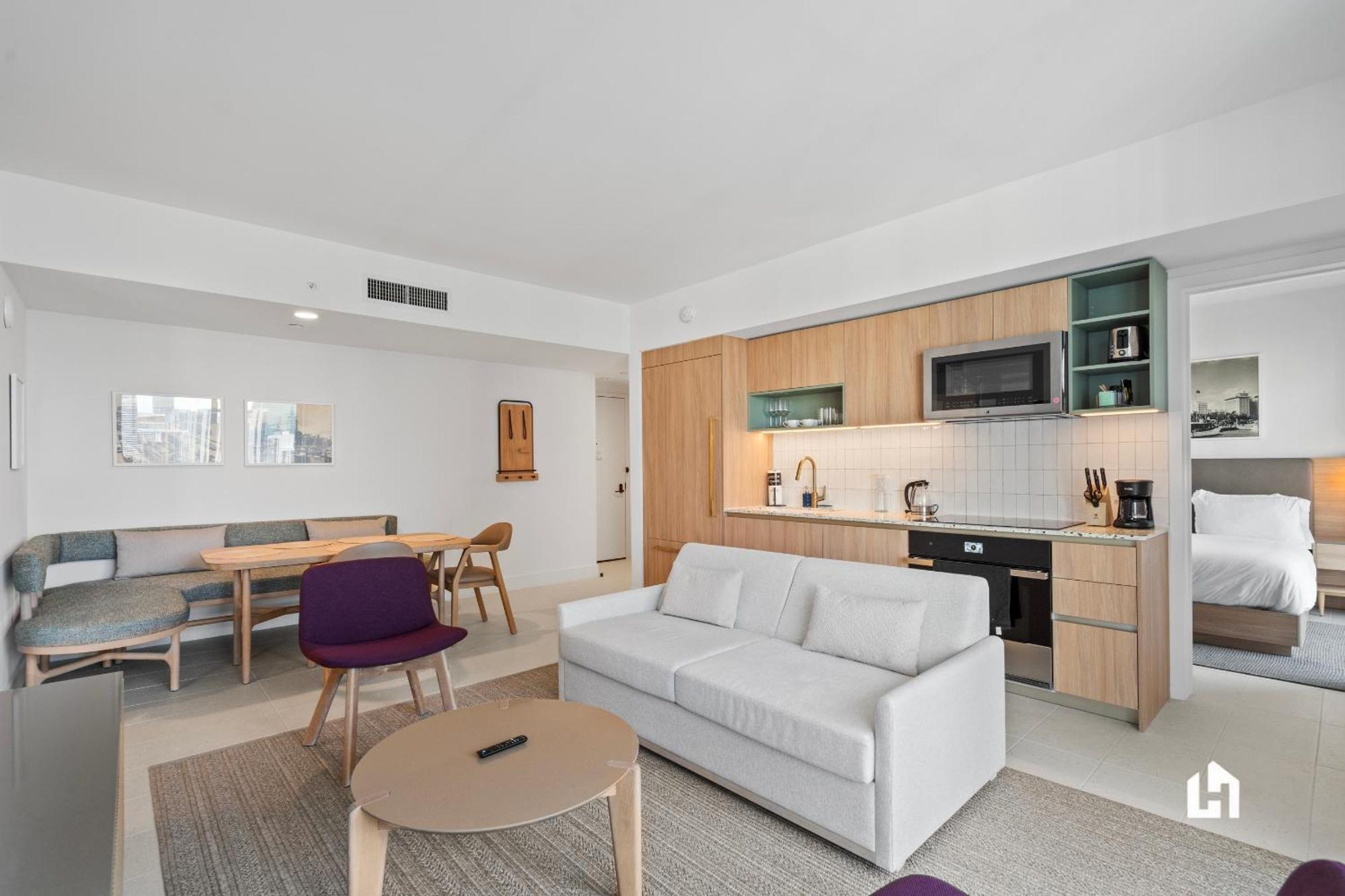 Stylish With Partial Ocean Views In Downtown! Miami
