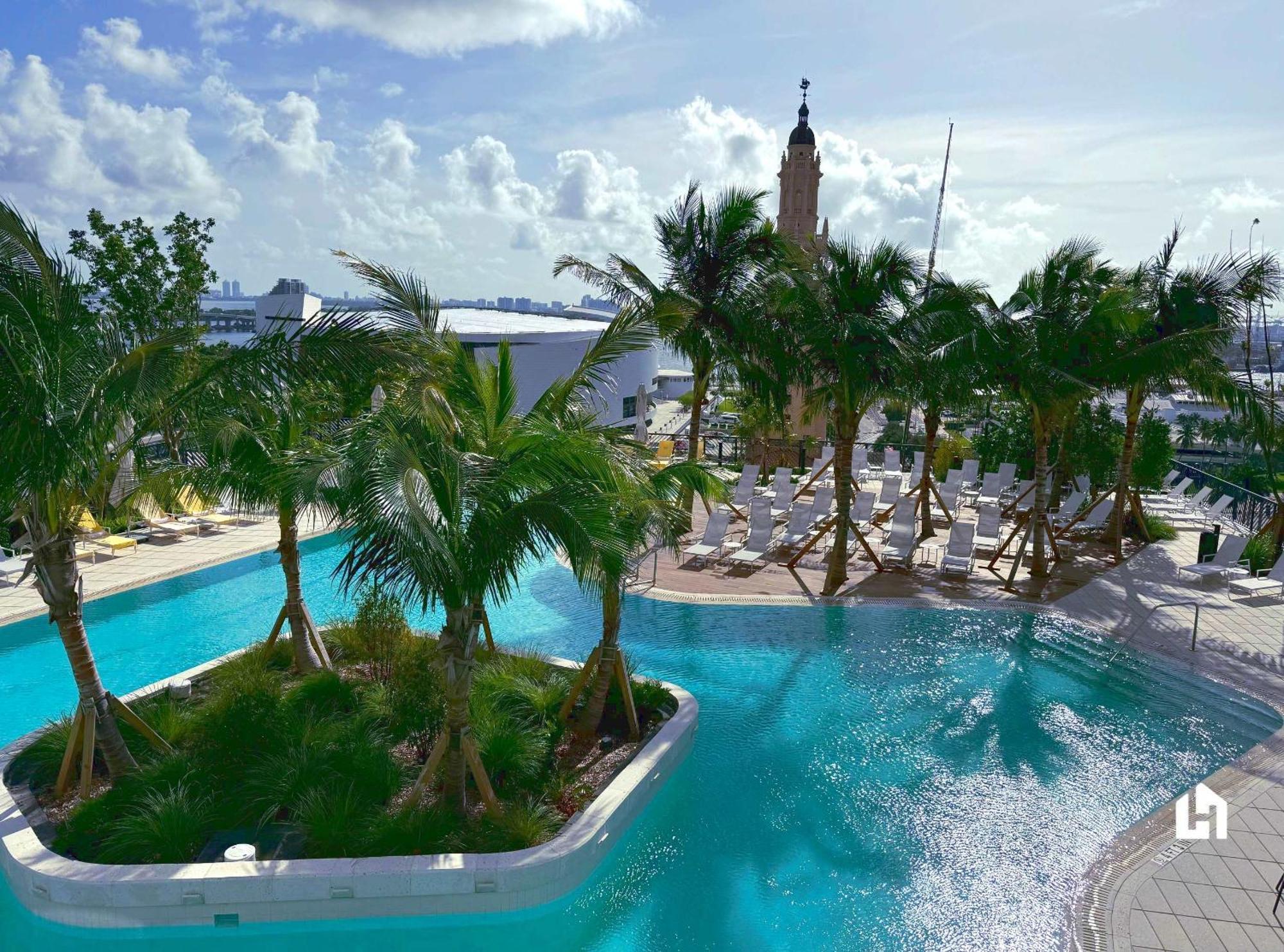 Stylish With Partial Ocean Views In Downtown! Miami