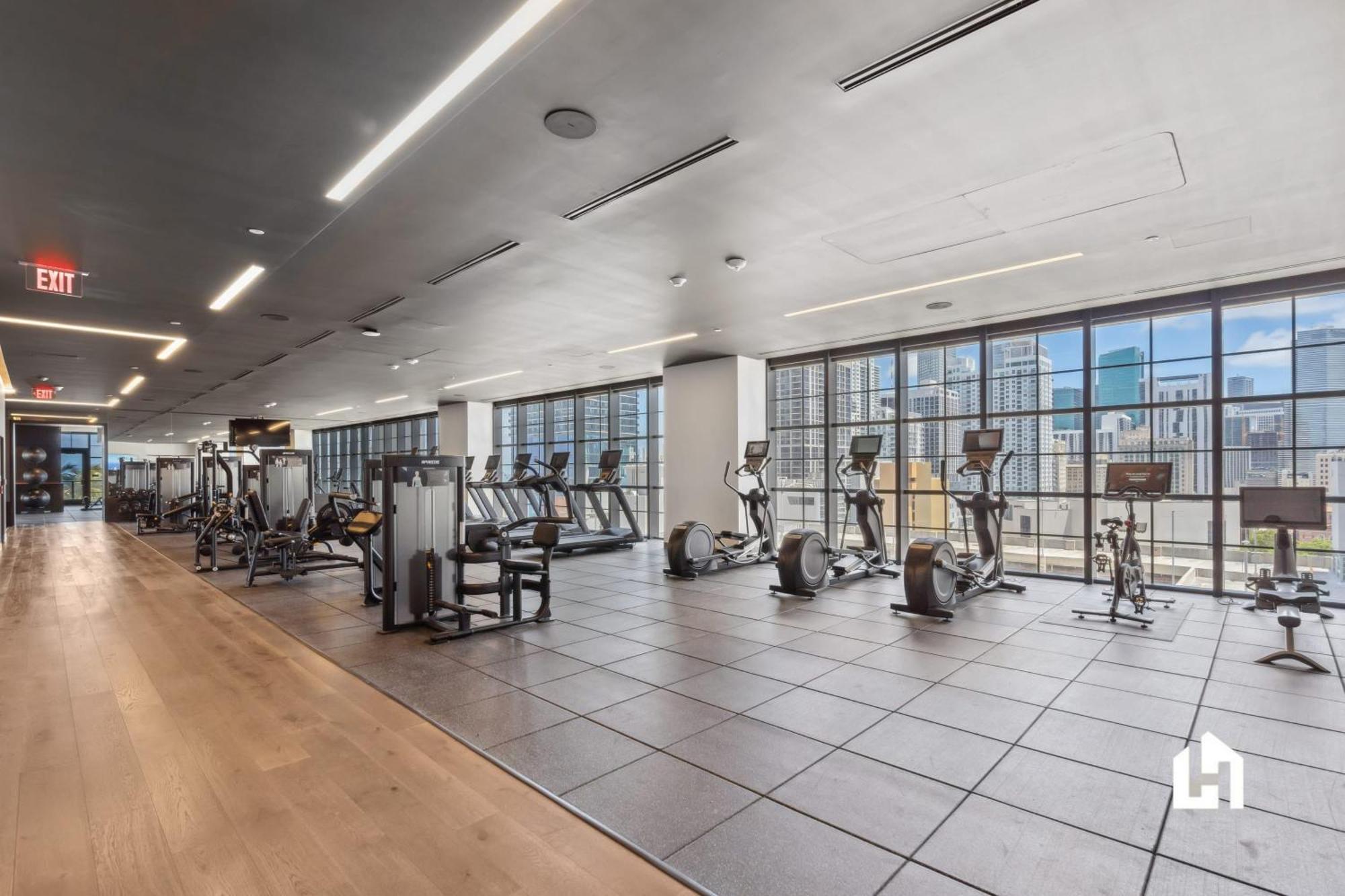 Stylish With Partial Ocean Views In Downtown! Apartment *