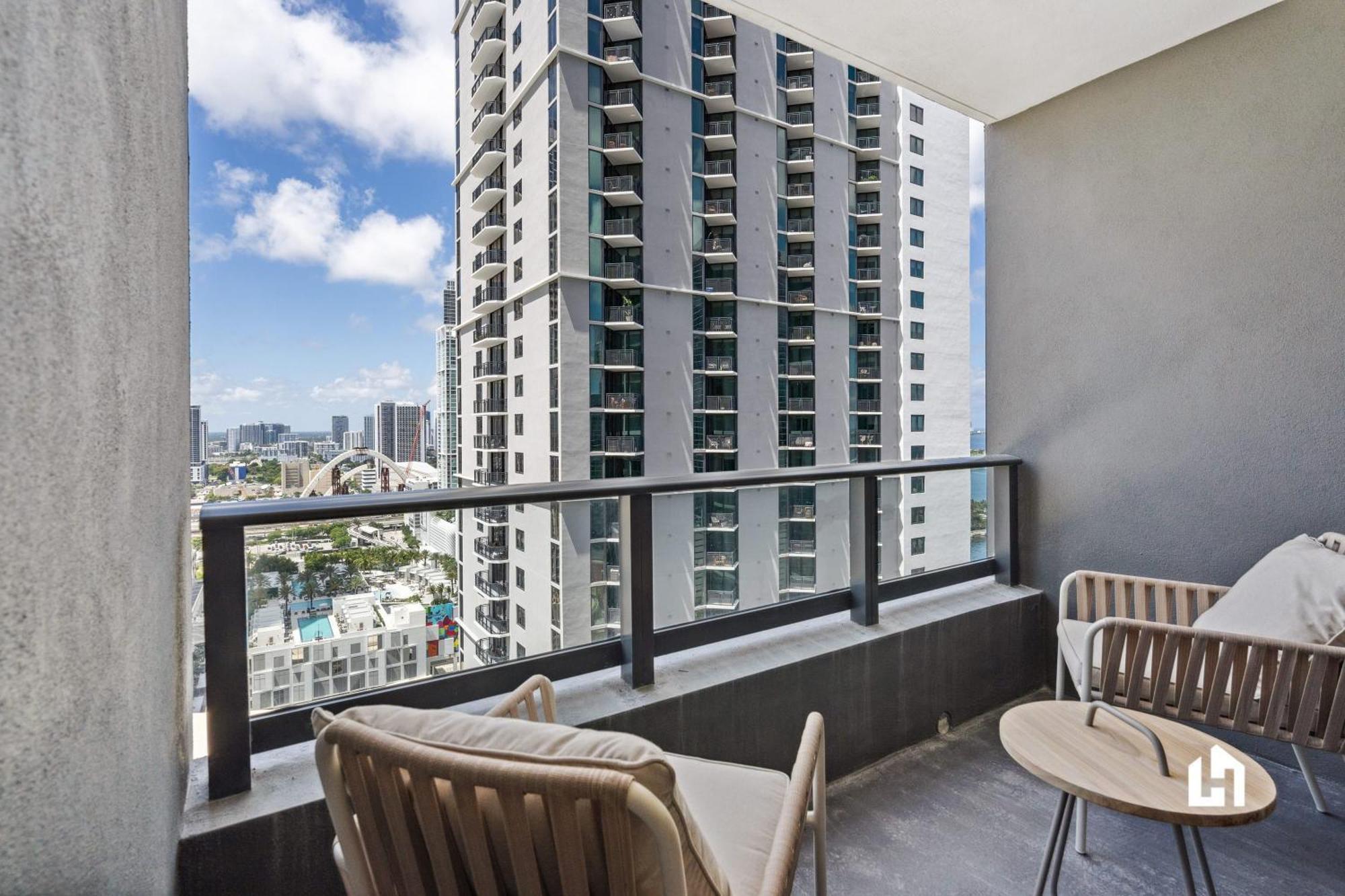 Apartment Stylish With Partial Ocean Views In Downtown!